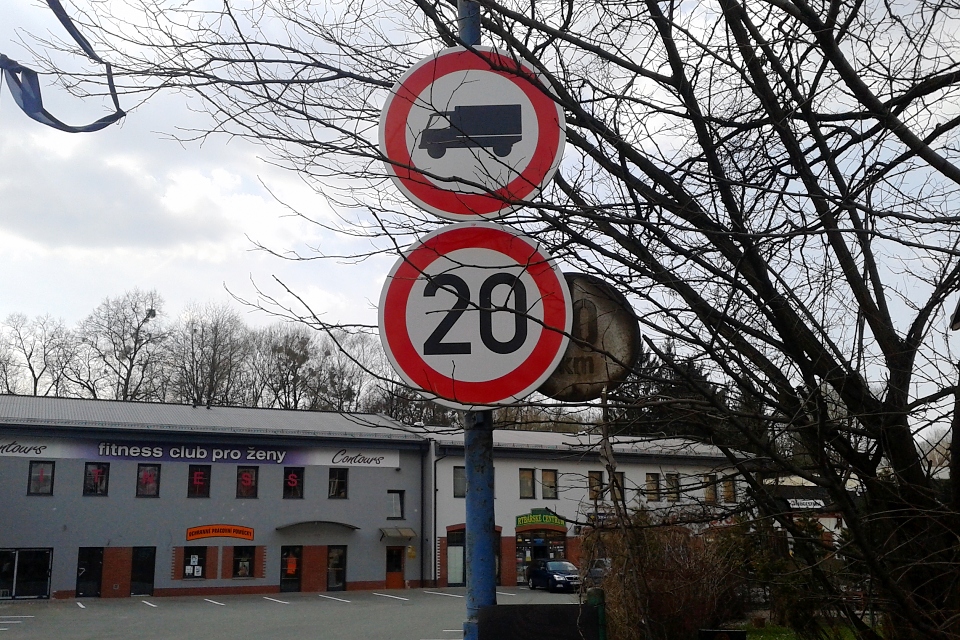 13 Svislé značení